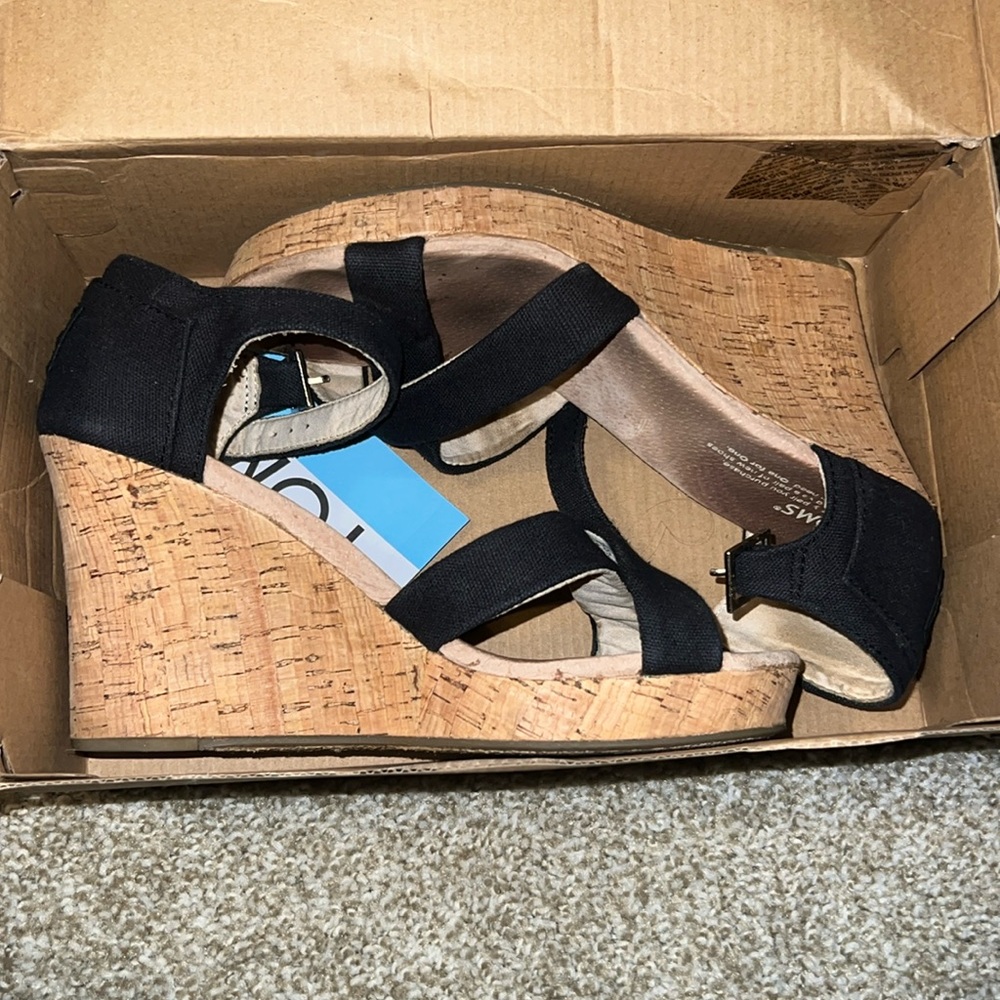 Tom’s Black Strap Wedges